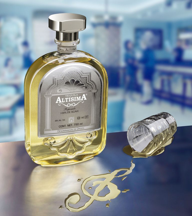 Arte publicitario de Tequila Altísima. Concepto de nota musical. Composición digital creada usando solo fotografías.