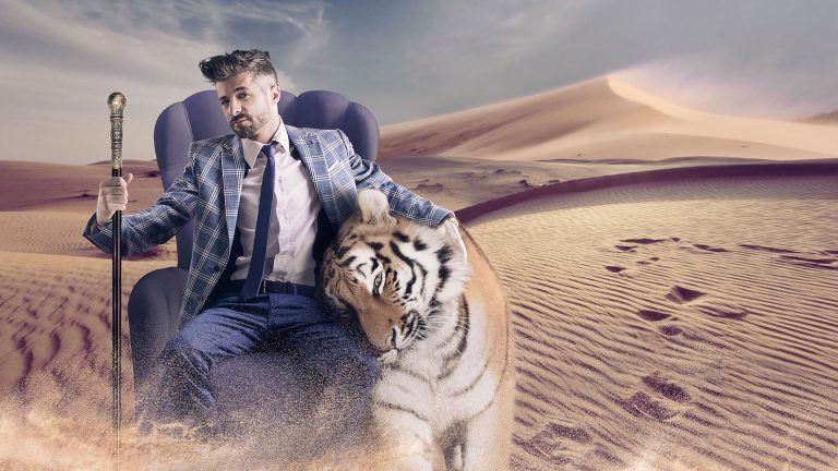 Retoque creativo de Matias Race, ilusionista, junto a un tigre en el desierto por Fierro Studio.