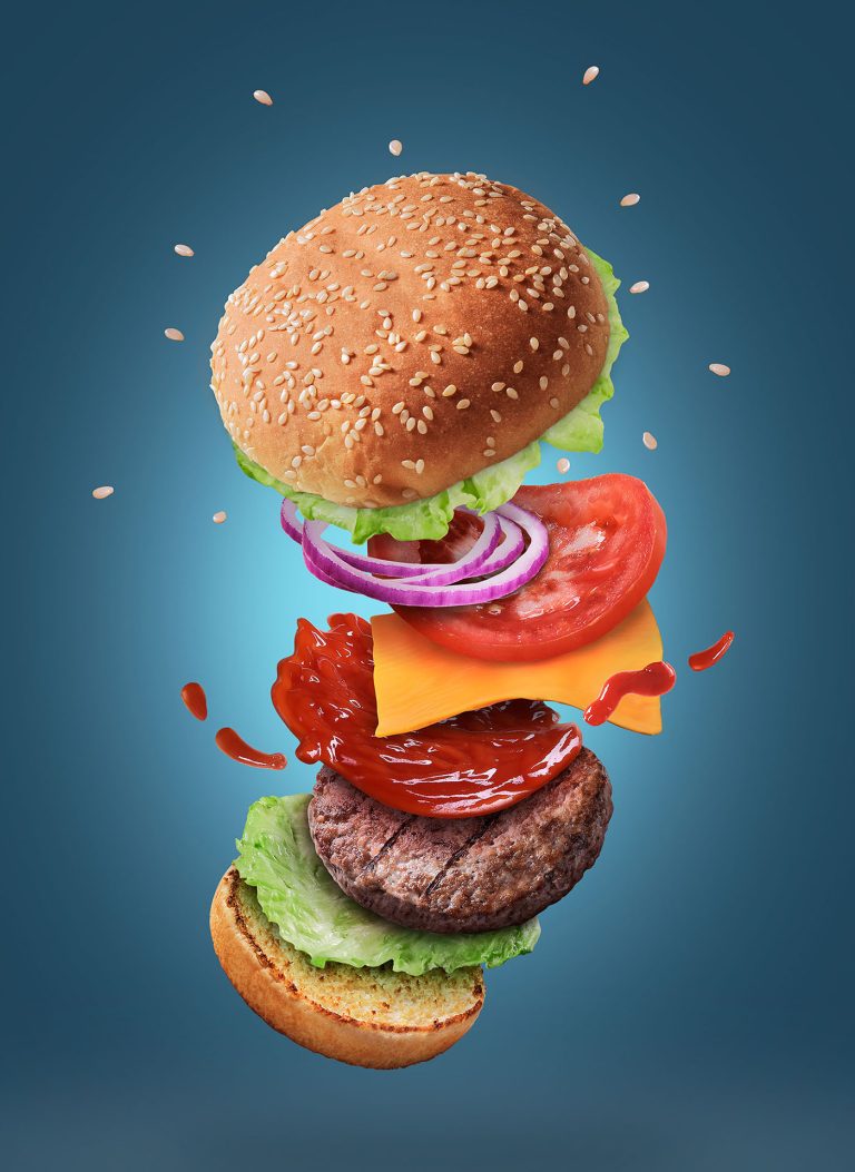 Arte publicitario de hamburguesa flotando por Fierro Studio.